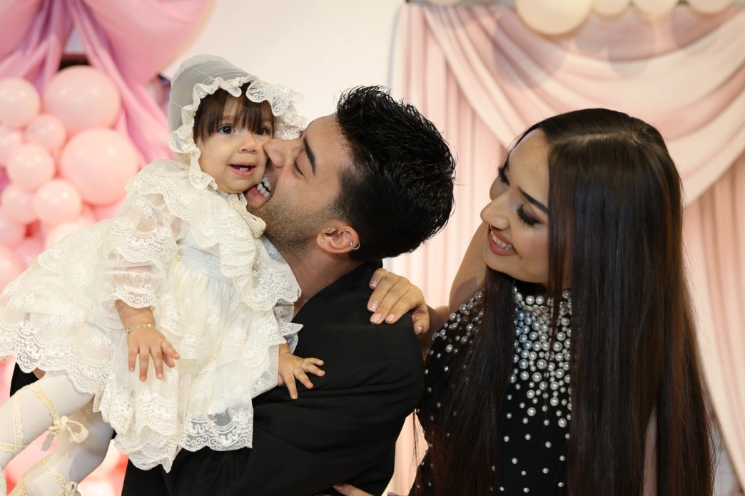 Kurtuluş Kuş Kızının 1. Yaşını Kutladı Başarılı şarkıcı Kurtuluş Kuş, bu kez sahne performansıyla değil, ailesiyle