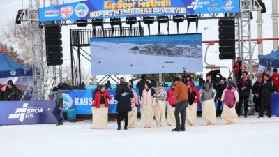 Kayseri Büyükşehir Belediye Başkanı Memduh Büyükkılıç, Erciyes Kayak Merkezi’nde düzenlenen