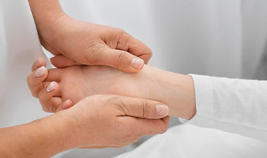 Akıllı telefon ve bilgisayar kullanımındaki artış, el ve bilek sağlığını