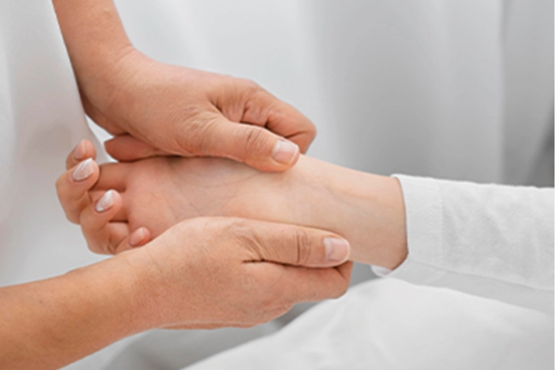 Akıllı telefon ve bilgisayar kullanımındaki artış, el ve bilek sağlığını