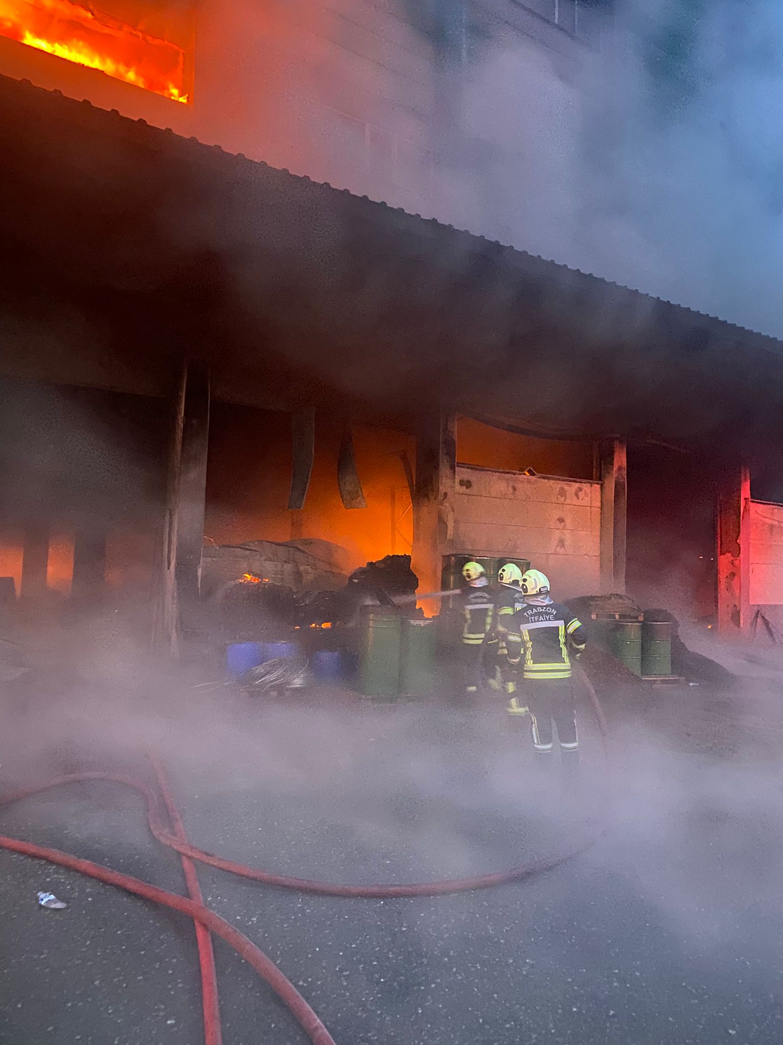 Trabzon Arsin Organize Sanayi Bölgesi’nde fındık fabrikasında çıkan yangın kısa