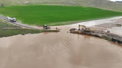 Şanlıurfa Viranşehir’de etkili olan sel sonrası zarar gören kırsal yollar