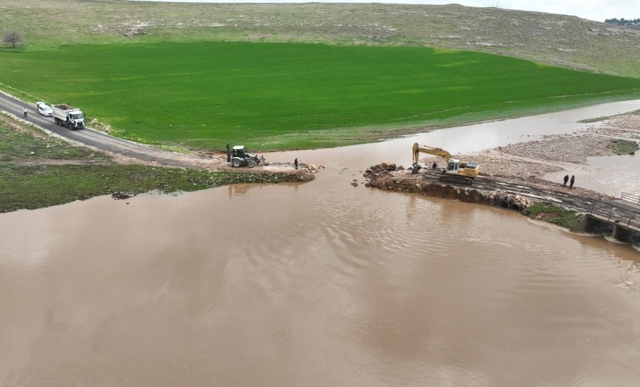 Şanlıurfa Viranşehir’de etkili olan sel sonrası zarar gören kırsal yollar